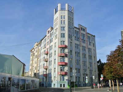 Многоэтажный жилой дом  "Дом Моссельпрома", 1911 г., 1923 г., архитекторы Н.Д.Струков, Д.М.Коган, инженеры В.Д.Цветаев, А.Ф.Лолейт. Здесь в квартире № 11 в 1964-1969 гг. жил и работал ученый-филолог В.В.Виноградов