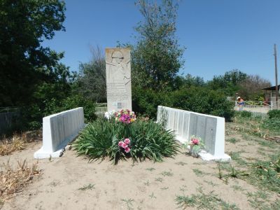 Братская могила советских воинов, погибших в период Сталинградской битвы