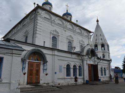 Собор Введения с фресками и колокольня