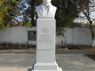Бюст Героя Советского Союза М.М. Корницкого