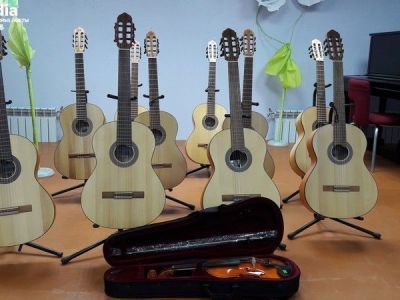 Три баяна, 10 гитар. В Черскую школу искусств поступили новые музыкальные инструменты