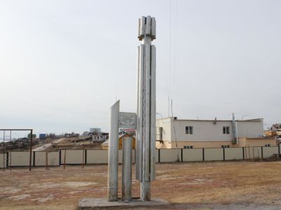 Памятный знак в честь 100-летия Покровской средней школы