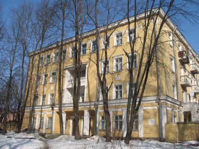 Дом жилой, в котором в 1938-1939 гг. жил четырежды Герой Советского Союза маршал Жуков Георгий Константинович. Установлена мемориальная доска