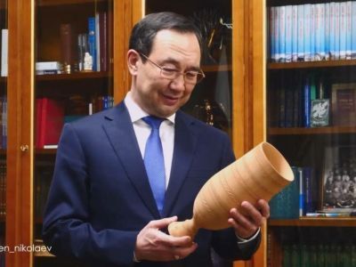 Глава Якутии подарил на 8 марта жене и дочерям сделанные своими руками чороны