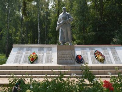 Братская могила советских воинов, погибших в боях с фашистскими захватчиками