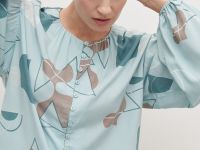 Блузка свободного силуэта с абстрактным принтом