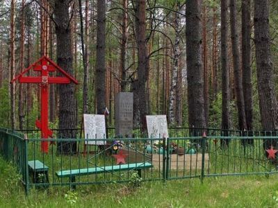 Братская могила воинов Советской Армии, погибших в период Великой Отечественной войны 1941-1945 гг. в боях за освобождение Холмского района