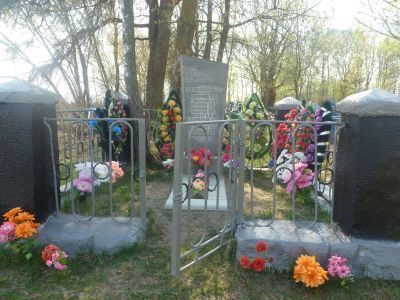 Братская могила 9 советских воинов, погибших в 1943 г. в боях с немецко-фашистскими захватчиками