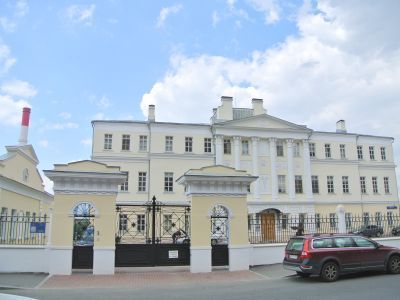 Ограда с двумя воротами