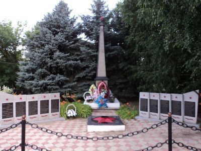 Памятник воинам-землякам, погибшим в годы гражданской и Великой Отечественной войн