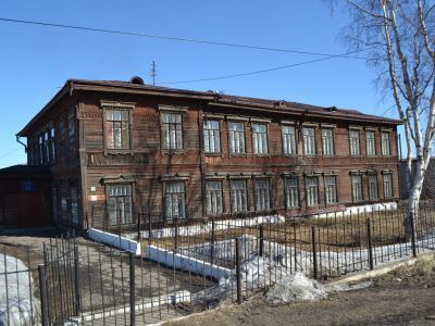 Здание бывшей средней школы № 36, ныне средней школы № 56, где в годы Великой Отечественной войны (с февраля 1942 по июнь 1945 гг.) размещался лечебный корпус эвакогоспиталя № 1943, (с июня 1945 г. по сентябрь 1946 г.). Межобластной туберкулезный госпитал