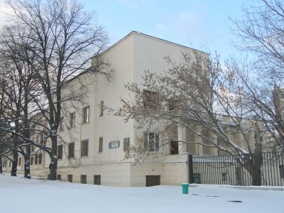 Жилой дом для сотрудников института, 1935-1936 гг., архитектор Н.В.Марковников, В.С.Попов. В этом доме жили ученые-физики Л.Д.Ландау, О.А.Стецкая, А.И.Шальников, Н.Е.Алексеевский, Д.Шенберг, П.Дирак и другие. В 1937 году здесь останавливался Нильс Бор. В 