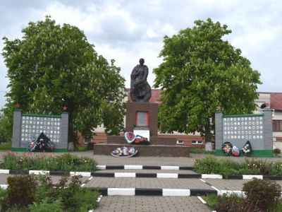 Братская могила советских воинов, погибших в боях с фашистскими захватчиками в 1943 году. Захоронено 6 человек, имена установлены. Скульптура советского воина