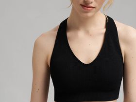 Спортивный топ из трикотажа в рубчик с антибактериальной пропиткой