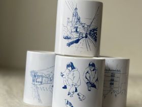 Свеча в керамическом стакане с авторским рисунком "Высотка", аромат Весенний сад