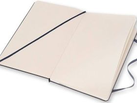 Записная книжка нелинованная Moleskine "Classic" Large, 130х210 мм 240 стр, обложка синий сапфир