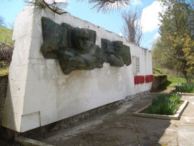 Братская могила советских воинов