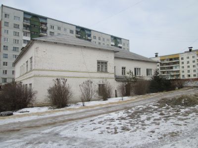 Здание средней школы № 2, в которой перед Великой Отечественной войной учились комсомольцы-подпольщики, казненные гитлеровцами 6 февраля 1942 г. Установлена мемориальная доска