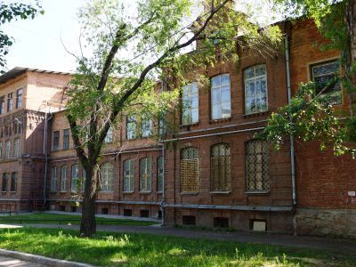 Одно-двухэтажная историческая часть главного корпуса