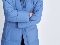 Утепленное пальто прямого кроя с капюшоном