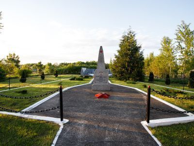 Братская могила советских воинов, погибших в декабре 1944 года
