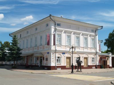 Здание отделения реального училища с оградой и воротами