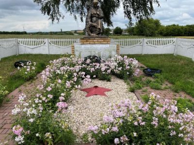 Братская могила воинов Советской Армии, погибших в период Великой Отечественной войны. Захоронено 165 человек, установлено фамилий на 29 человек. Скульптура установлена в 1957 году