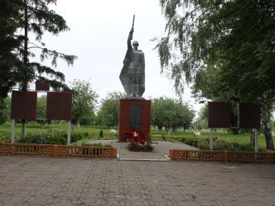 Братская могила советских воинов, погибших в боях с фашистскими захватчиками в 1943 году. Захоронено 117 человек, имена 50 человек установлены. Обелиск. Скульптура советского воина.