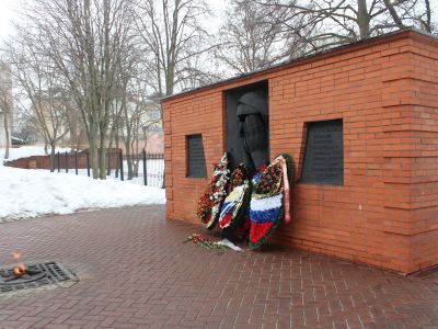 Памятный знак жертвам фашизма с изображением лица скорбящей матери, установленный на месте расстрела мирных жителей фашистскими захватчиками в 1943 году. На лицевой стороне памятного знака текст: «На фронтах Великой Отечественной войны сражалось 10124 ста