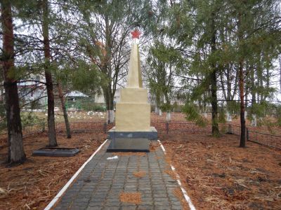 Братская могила советских воинов, погибших в боях с фашистскими захватчиками в 1943 году. Захоронено 40 человек, установлено имя одного человека. Обелиск