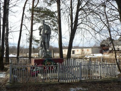 Братская могила 830 воинов Советской Армии, погибших в 1941-1943 гг. при освобождении района от немецко-фашистских захватчиков. Установлена скульптура