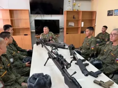 Герой России Александр Колесов провел урок мужества для курсантов Военного учебного центра СВФУ