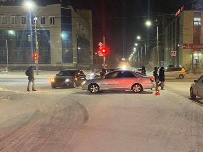 При столкновении двух автомобилей в Якутске пострадал пешеход