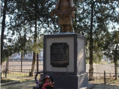 Братская могила воинов Советской Армии, погибших в 1943 году при освобождении станицы