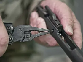 Мультитул Leatherman MUT Black, сталь 420НС, 16 инструментов с зеленым чехлом