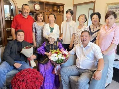 100-летнюю бабушку поздравили в Чурапчинском районе Якутии