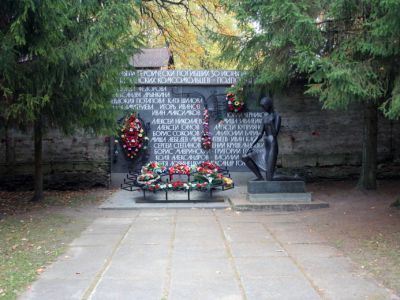 Место, где в июле 1942 г. фашисты расстреляли двадцать пять комсомольцев-подпольщиков