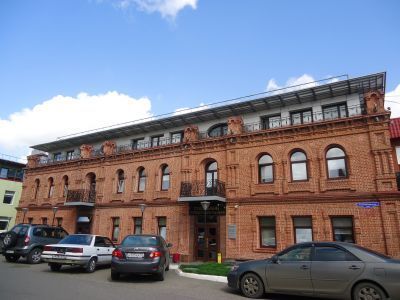 Дом, где размещалась в 1919-1920 гг. редакция газеты "Советская Сибирь". Здесь работал Е. Ярославский, писатели В. Иванов, Л. Сейфулина и др.