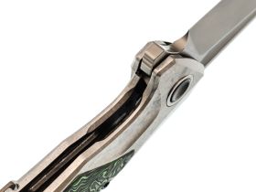 Складной нож TUOTOWN Guerrero, сталь M390, рукоять Grey Crystal Ti/Green Carbon Fiber