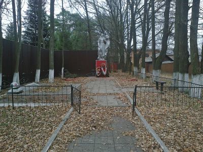 Братская могила советских воинов