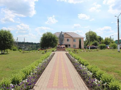 Братская могила советских воинов, погибших в боях с фашистскими захватчиками в 1943 году. Захоронено 50 человек, имена всех установлены. Скульптура советского воина