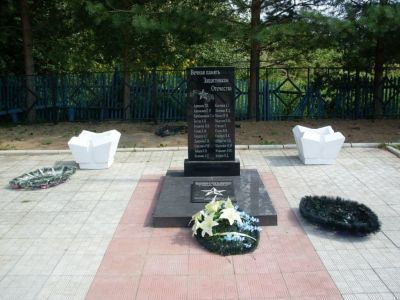 Братская могила и обелиск