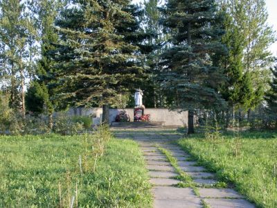 Братское захоронение советских воинов, погибших в 1941-44 гг., среди погибших обозначен Герой Советского Союза Манин Александр Андреевич (1921-1944)