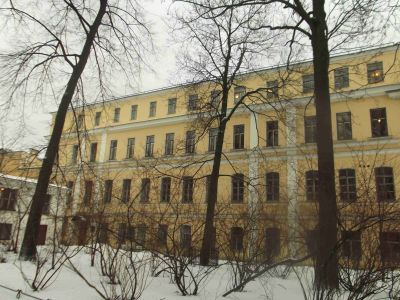 Флигель садовый южный. Здесь в сер. 1920-х-1940 гг. и в 1944-1952 гг. жила поэт Ахматова А.А.