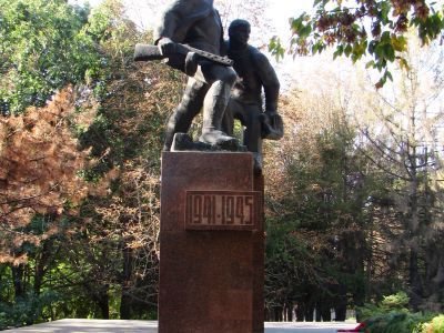 Памятный знак в честь партизан и подпольщиков (скульптор Н.Д.Солощенко и архитектор Е.В.Попов)