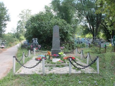 Братская могила, в которой похоронены солдаты и офицеры Советской армии, умершие в госпитале с. Самойловка в 1942-1943 гг.