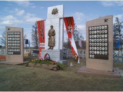 Памятник воинам - землякам, погибшим в годы Великой Отечественной войны (1941 – 1945 гг.). Автор А.В. Андросов, железобетон, 1967 г.