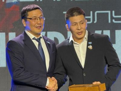 Борца Ньургуна Скрябина торжественно проводили из большого спорта