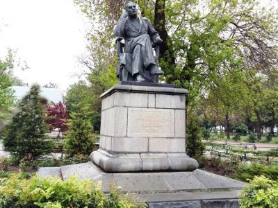 Памятник писателю К.А.Тренёву (скульптор Е.Ф. Велашова-Алексеева, архитектор Н.С. Кучерова)