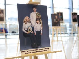 Фотовыставку «Семья героя» открыли в аэропорту Якутска